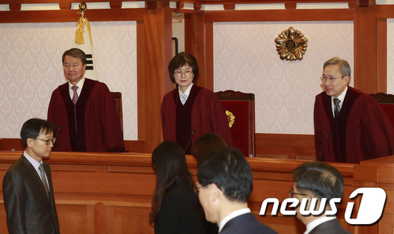 배석하는 박근혜 대통령 탄핵심판 재판관들