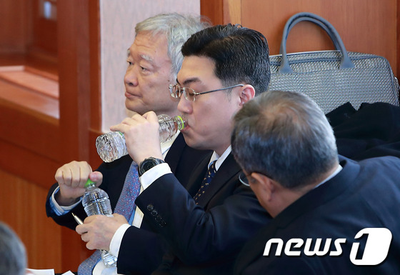물 마시는 박 대통령측 변호인들