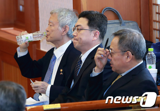 물 마시는 박근혜 대통령 측 변호인단