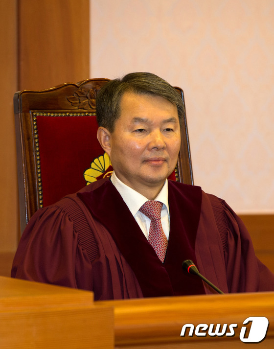 탄핵심판 준비기일 참석한 이진성 재판관