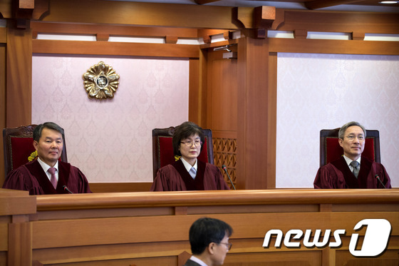 탄핵심판 준비기일 참석한 이진성-이정미-강일원 재판관