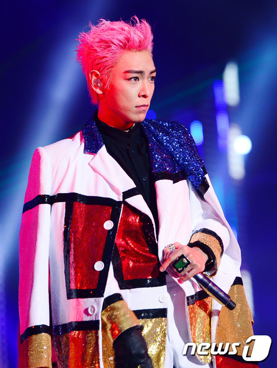 (서울=뉴스1스타) 권현진 기자 = 빅뱅 탑이 26일 오후 서울 삼성동 코엑스 D홀에서 열린 ‘2016 SAF SBS 가요대전’에 출연해 화려한 공연을 선보이고 있다. 뉴스1스타/ …
