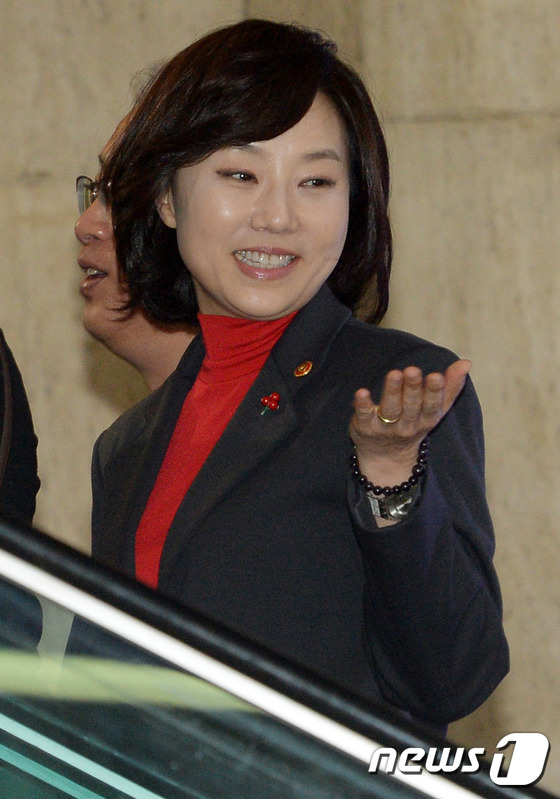 (서울=뉴스1) 황기선 기자 = 조윤선 문화체육관광부 장관이 27일 서울 강서구 김포공항 입국장에서 열린 '외국인 관광객 1,700만명 달성 기념행사'에 참석해 에스컬레이터를 타고 …