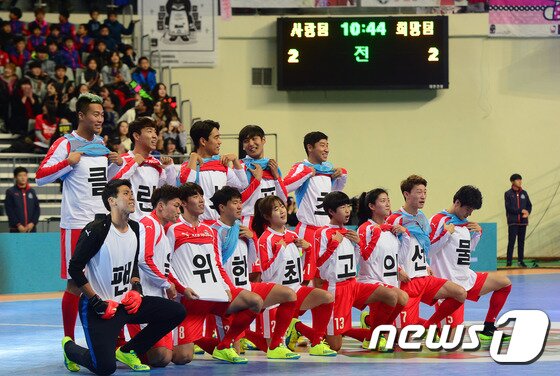 본문 이미지 - 27일 오후 서울 중구 장충체육관에서 홍명보장학재단이 주최하는 'KEB 하나은행과 함께하는 셰어 더 드림 풋볼 매치 2016(SHARE THE DREAM FOOTBALL MATCH 2016)'이 열렸다. 사랑팀이 2번째 골을 넣고 '클린스포츠 팬을 위한 최고의 선물' 이라는 문구의 세레모니를 펼치고 있다. 2016.12.27/뉴스1 ⓒ News1 최현규 기자