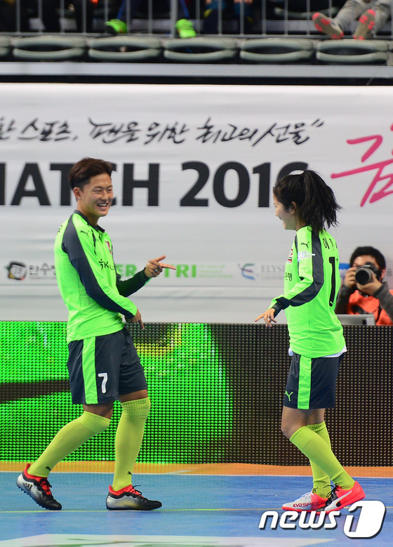 (서울=뉴스1) 최현규 기자 = 27일 오후 서울 중구 장충체육관에서 홍명보장학재단이 주최하는 'KEB 하나은행과 함께하는 셰어 더 드림 풋볼 매치 2016(SHARE THE DR …