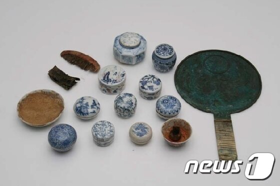 본문 이미지 - 3호석함 출토 청화백자합 등 ⓒ News1