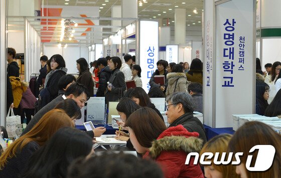 본문 이미지 - 코엑스에서열린2017년입학홍보박람회에서입시생들에게 큰 관심을 모았던 상명대천안캠퍼스부스ⓒ News1
