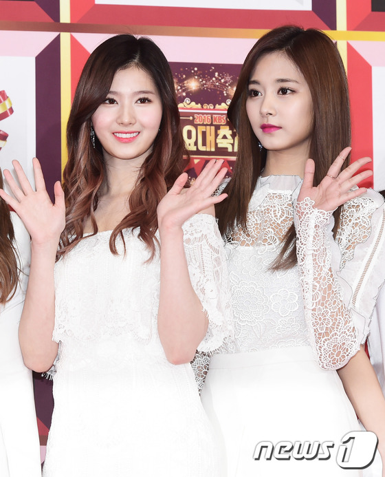 (서울=뉴스1스타) 권현진 기자 = 트와이스 사나, 쯔위(오른쪽)가 29일 오후 서울 여의도 kbs에서 열린 ‘2016 kbs 가요대축제’에 참석해 포즈를 취하고 있다.