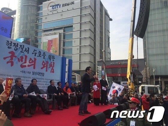 본문 이미지 - 박근혜 대통령 첫 미국 순방에서 인턴 성추행 파문으로 경질됐던 윤창중 전 청와대 대변인이 3일 동대문디자인플라자에서 열린 보수단체 집회에 참가해 발언하고 있다. 2016.12.3/뉴스1 ⓒ News1 한재준 기자