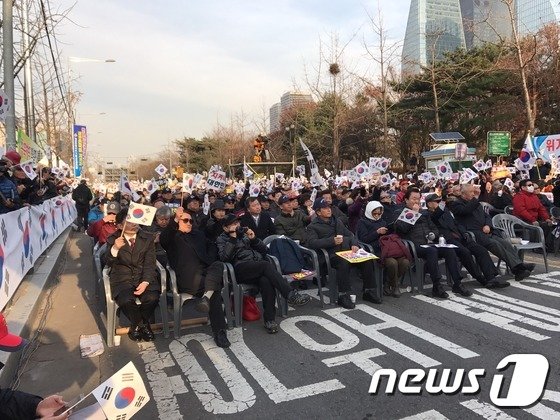 서울 여의도 산업은행 앞에서 열린 보수단체 집회 모습. 2016.12.3/뉴스1 ⓒ News1 전민 기자
