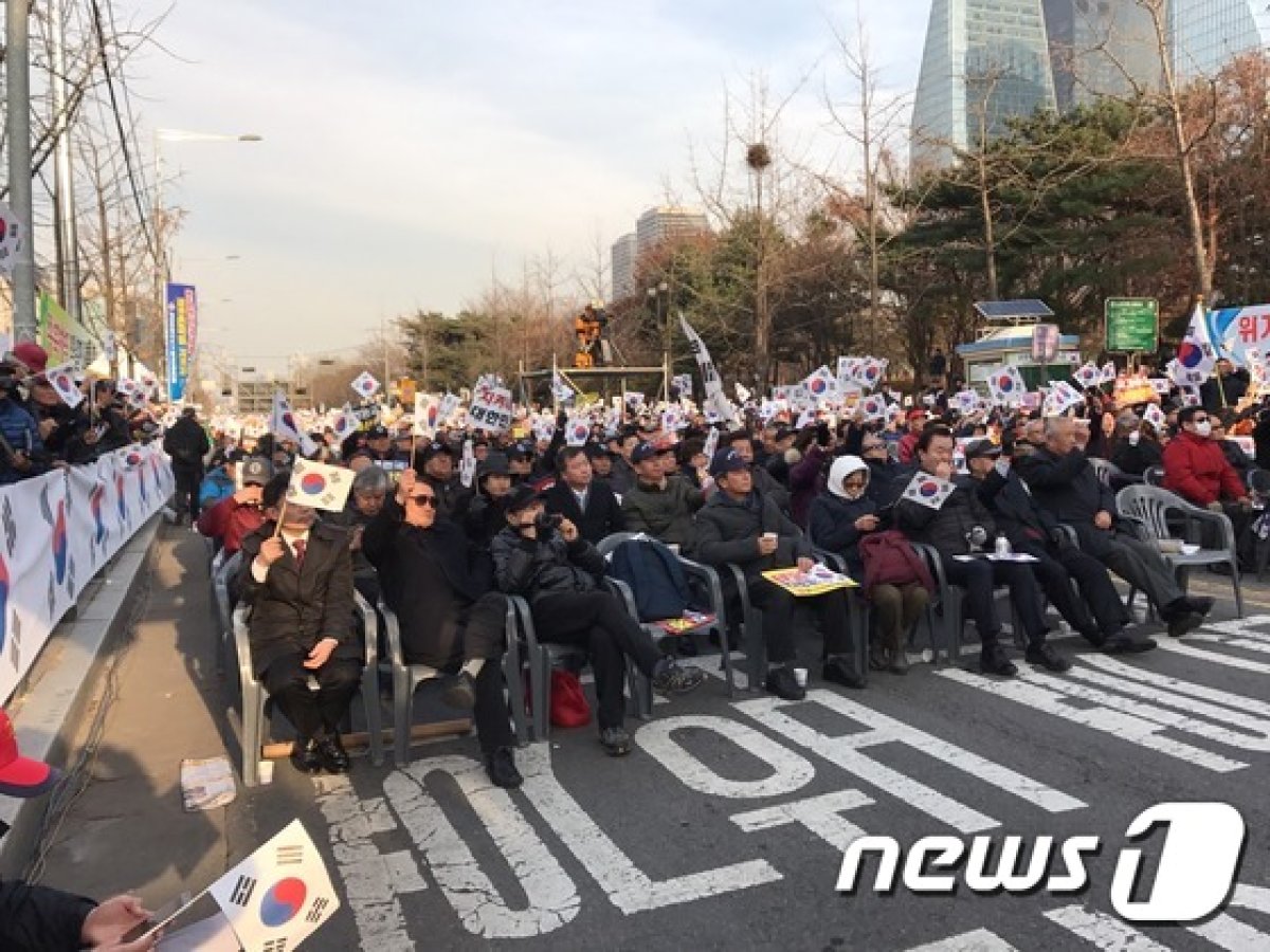 서울 여의도 산업은행 앞에서 열린 보수단체 집회 모습. 2016.12.3/뉴스1 © News1 전민 기자