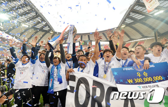 (서울=뉴스1) 황기선 기자 = 3일 서울월드컵경기장에서 열린 '2016 KEB 하나은행 FA컵 결승 2차전' FC서울과 수원삼성의 경기 후 FA컵 우승을 차지한 수원 서정원 감독 …