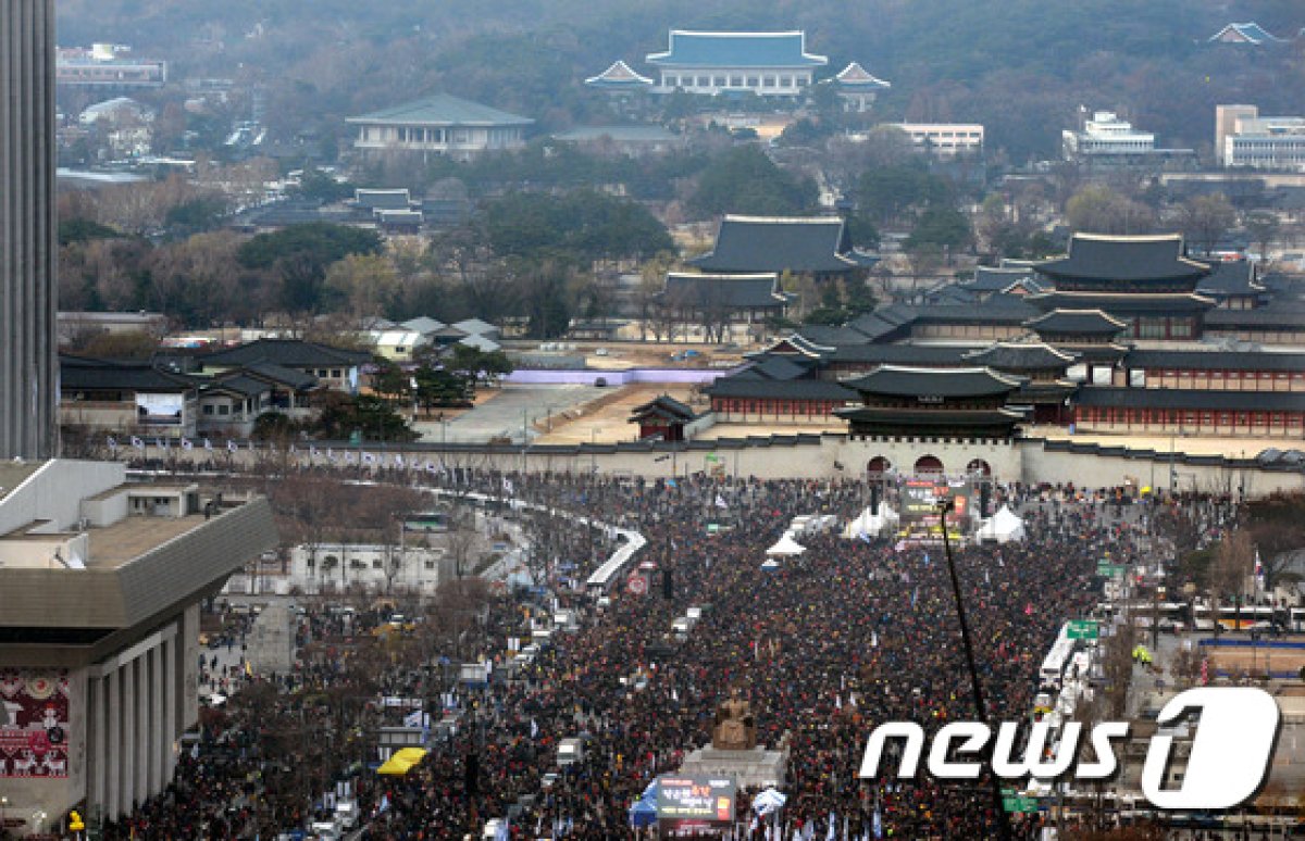 3일 오후 서울 광화문 광장 일대에서 열린 제6차 민중총궐기 대회에 참가한 시민들이 '박근혜 대통령의 하야'를 촉구하며 행진하고 있다. 주최측은 참여인원이 50만명(추산)이라고 밝혔다.2016.12.3/뉴스1 © News1 사진공동취재단