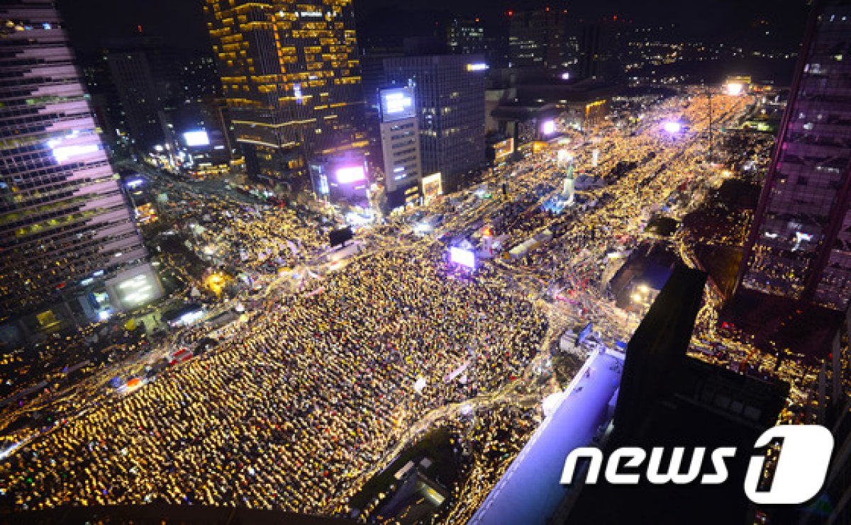 3일 오후 서울 광화문 광장 일대에서 열린 '박근혜 대통령의 하야'를 촉구 촛불집회 참석자들이 촛불을 높이 들고 있다. 주최측은 참여인원이 50만명(추산)이라고 밝혔다.2016.12.3/뉴스1 © News1 사진공동취재단