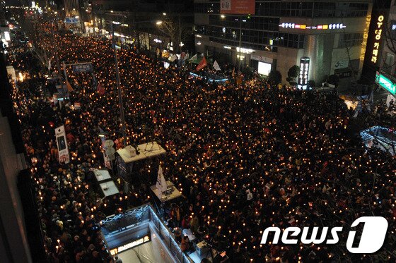본문 이미지 - 3일 오후 광주 동구 금남로 일원에서 열린 6차 촛불집회에서 시민들이 초를 들고 박근혜 대통령 퇴진을 촉구하고 있다. 2016.12.3/뉴스1 ⓒ News1 황희규 기자