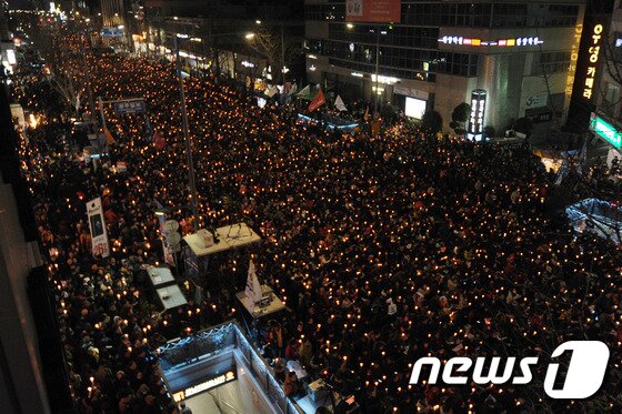 3일 오후 광주 동구 금남로 일원에서 열린 6차 촛불집회에서 시민들이 초를 들고 박근혜 대통령 퇴진을 촉구하고 있다. 2016.12.3/뉴스1 ⓒ News1 황희규 기자