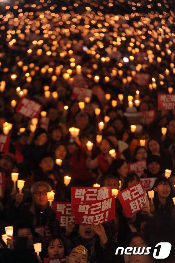 3일 오후 광주 동구 금남로 일원에서 열린 6차 촛불집회에서 시민들이 초와 피켓을 들고 박근혜 대통령 퇴진을 촉구하고 있다. 2016.12.3/뉴스1 ⓒ News1 황희규 기자