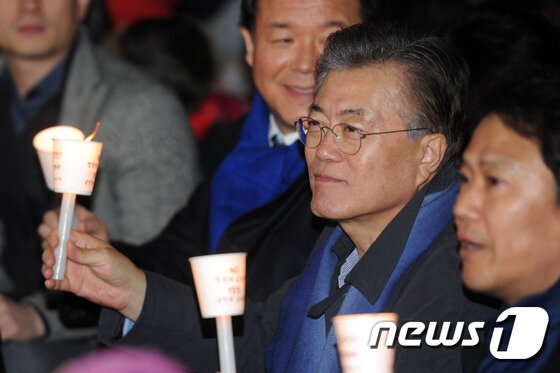 본문 이미지 - 문재인 더불어민주당 전 대표가 3일 오후 광주 동구 금남로 일원에서 열린 6차 촛불집회에 참석해 초를 들고 있다. 2016.12.3/뉴스1 ⓒ News1 황희규 기자