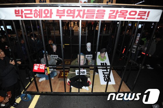 본문 이미지 - 3일 오후 광주 동구 금남로 일원에서 열린 6차 촛불집회에서 시민들이 &#39;최순실 게이트&#39; 관련 퍼포먼스를 하고 있다. 2016.12.3/뉴스1 ⓒ News1 황희규 기자