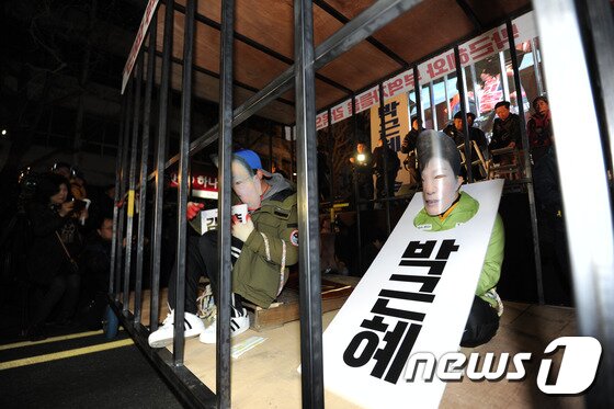 본문 이미지 - 3일 오후 광주 동구 금남로 일원에서 열린 6차 촛불집회에서 시민들이 &#39;최순실 게이트&#39; 관련 퍼포먼스를 하고 있다. 2016.12.3/뉴스1 ⓒ News1 황희규 기자