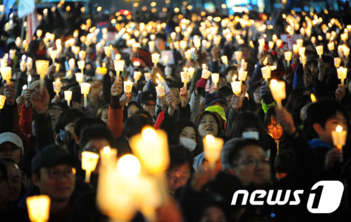 3일 오후 전북 전주시 충경로 사거리에서 열린 '제4차 전북도민 총궐기'에 참가한 사람들이 촛불을 들고 있다.2016.12.3/뉴스1 © News1 문요한 기자