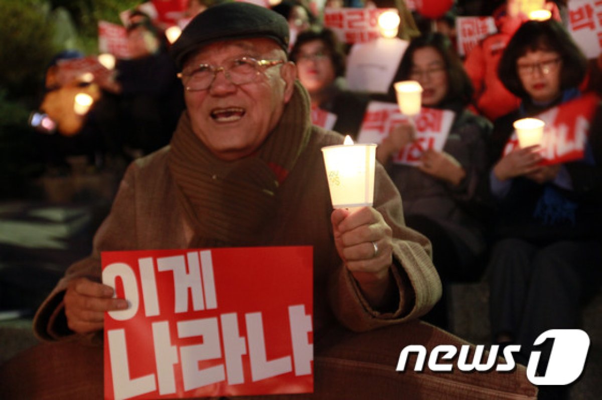 3일 오후 5시 밀양시 내일동 영남루 앞 에서  밀양시민 200여 명이 모여 박근혜 즉각 퇴진을 촉구 했다..2016.12.03/뉴스1 © News1 이철우 기자