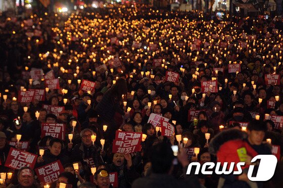 본문 이미지 - 3일 오후 광주 동구 금남로 일원에서 열린 6차 촛불집회에서 시민들이 촛불을 들고 박근혜 대통령 퇴진을 촉구하고 있다. 2016.12.3/뉴스1 ⓒ News1 황희규 기자