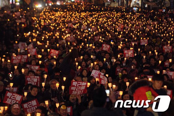 3일 오후 광주 동구 금남로 일원에서 열린 6차 촛불집회에서 시민들이 촛불을 들고 박근혜 대통령 퇴진을 촉구하고 있다. 2016.12.3/뉴스1 ⓒ News1 황희규 기자