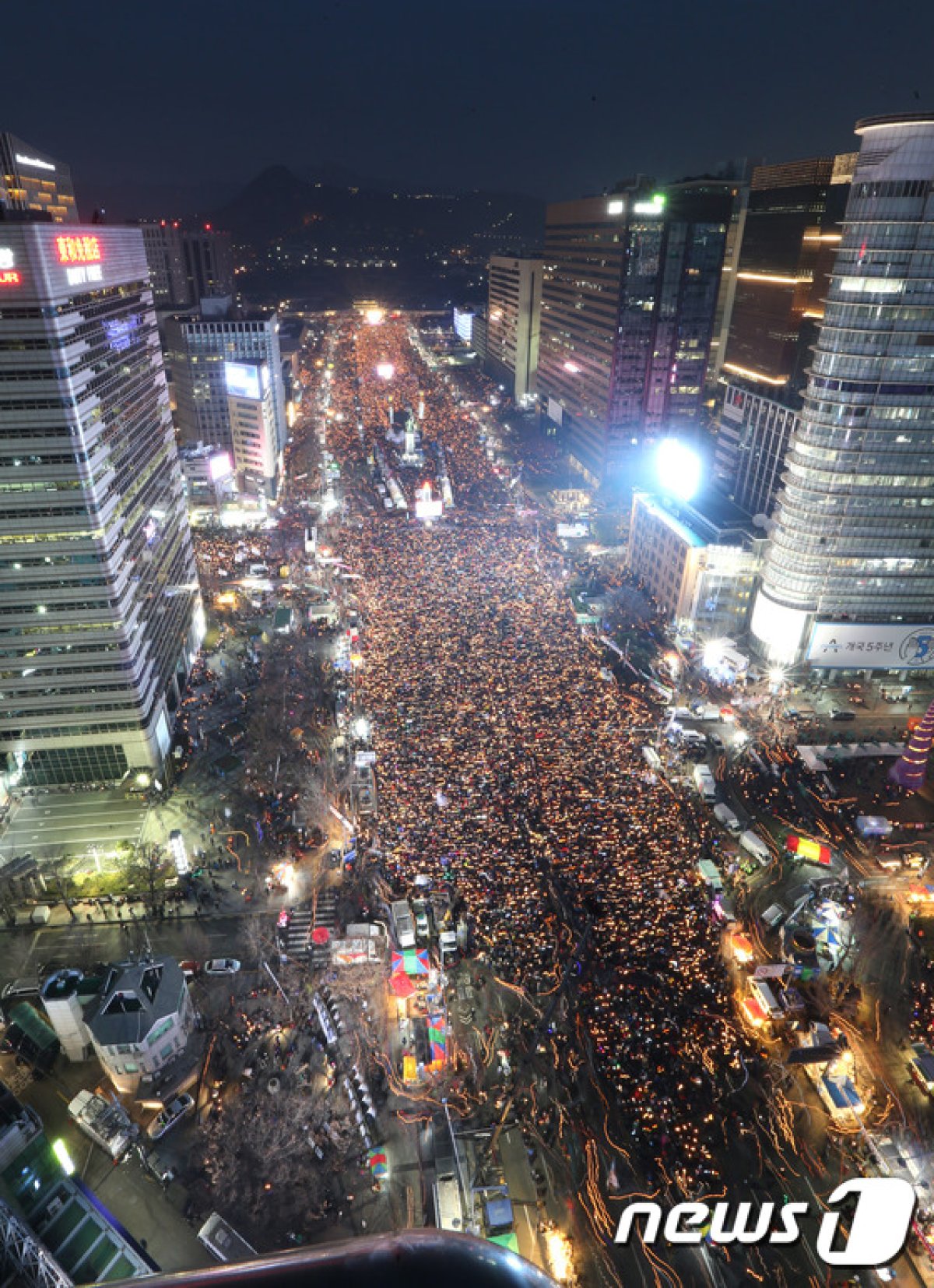 3일 오후 서울 광화문 광장 일대에서 열린 '박근혜 대통령의 하야'를 촉구 촛불집회 참석자들이 촛불을 높이 들고 있다. 2016.12.3/뉴스1 © News1 사진공동취재단