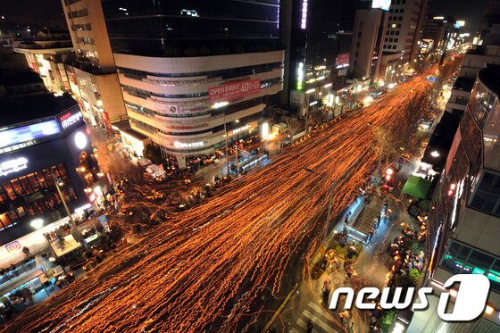 3일 오후 광주 동구 금남로 일원에서 열린 6차 촛불집회에서 초를 든 시민들이 박근혜 대통령 퇴진을 촉구하며 행진을 하고 있다. 2016.12.3/뉴스1 ⓒ News1 황희규 기자