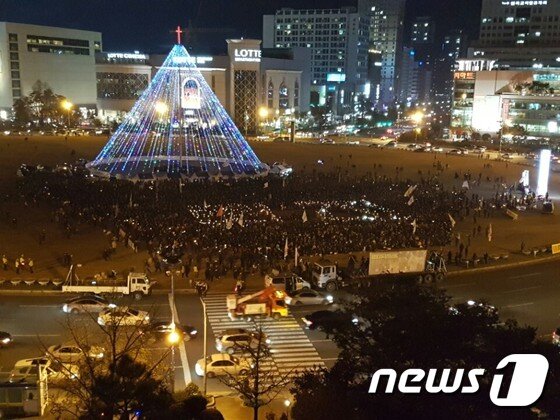 본문 이미지 - 6차 경남시국대회 참가자들이  창원광장에서 앉은체 촛불로  &#39;퇴진&#39;이란 글자를 만들고 있다.2016.12.3/뉴스1ⓒ News1강대한 기자