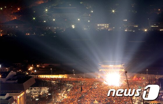 본문 이미지 - '촛불의 선전포고-박근혜 즉각 퇴진의 날' 6차 촛불집회가 열린 지난 3일 서울 광화문 일대에 모인 시민들이 밝힌 촛불 너머로 청와대가 보이고 있다. 2016.12.3/뉴스1 ⓒ News1 사진공동취재단