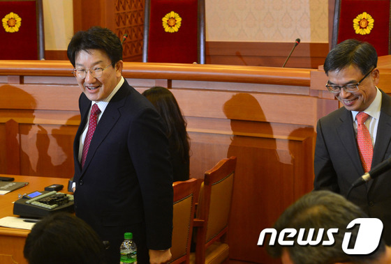 朴 대통령 법률대리인들과 인사하는 탄핵소추위원장