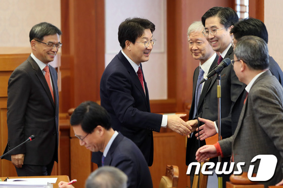 박대통령측 변호인단과 웃으며 인사하는 탄핵소추위원장