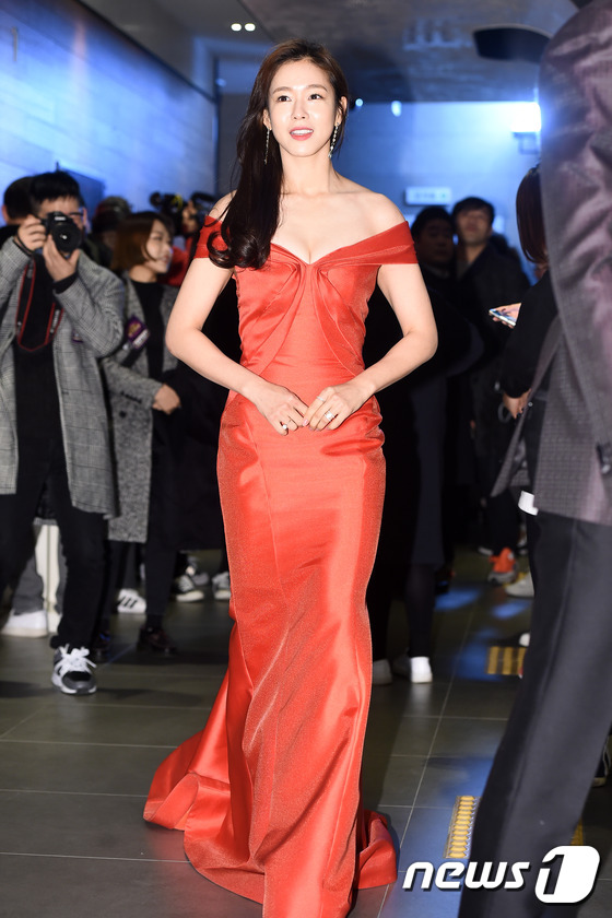 (서울=뉴스1스타) 고아라 기자 = 배우 경수진이 30일 오후 서울 상암동 MBC 공개홀에서 열린 ‘2016 MBC 연기대상’ 레드카펫 행사에 참석하기 위해 입장하고 있다.
