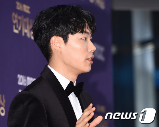 (서울=뉴스1스타) 고아라 기자 = 배우 류준열이 30일 오후 서울 상암동 MBC 공개홀에서 열린 ‘2016 MBC 연기대상’ 레드카펫 행사에 참석해 포즈를 취하고 있다.