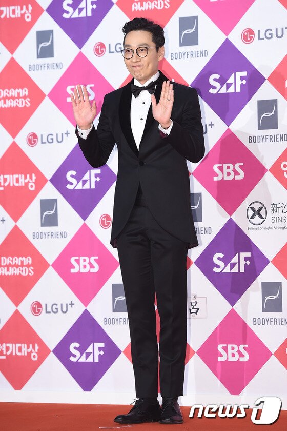 본문 이미지 - 방송인 이휘재가 12월31일 오후 서울 상암동 SBS프리즘타워에서 열린 ‘2016 SAF SBS 연기대상’ 레드카펫 행사에 참석해 포즈를 취하고 있다. ⓒ News1star DB