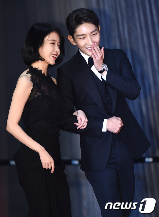 (서울=뉴스1스타) 고아라 기자 = 가수 아이유, 배우 이준기(오른쪽)가 31일 오후 서울 상암동 SBS프리즘타워에서 열린 ‘2016 SAF SBS 연기대상’ 레드카펫 행사에 참석 …