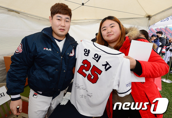 (서울=뉴스1) 박세연 기자 = 양의지(두산) 선수가 4일 오후 서울 송파구 잠실야구장에서 열린 프로야구 두산 베어스 '2016 통합우승 기념 펜페스트' 팬사인회에서 팬에게 사인 …