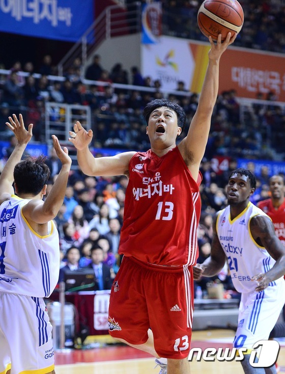 (고양=뉴스1) 박정호 기자 = 4일 오후 경기도 고양시 일산서구 대화동 고양체육관에서 열린 2016-2017 KCC 프로농구 고양 오리온 오리온스와 서울 삼성 썬더스의 경기에서 …