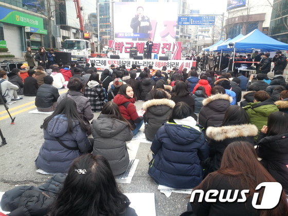 대전지역 청소년들이 박근혜 대통령 즉각 퇴진을 위한 시국선언을 하고 있다.ⓒ News1 김태진 기자
