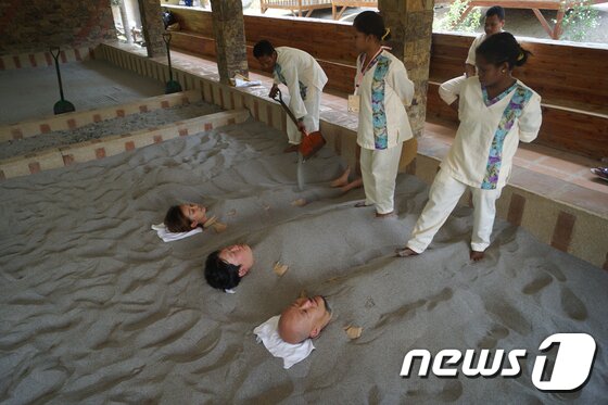 본문 이미지 - 체내 독소를 제거하고 피부를 소독하는 효능이 뛰어난 화산재 찜질.(이미지제공=필리핀관광청)ⓒ News1