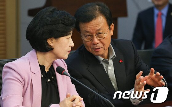 본문 이미지 - 더불어민주당 추미애 의원(왼쪽)과 원혜영 의원. 2016.12.5/뉴스1 ⓒ News1 허경 기자