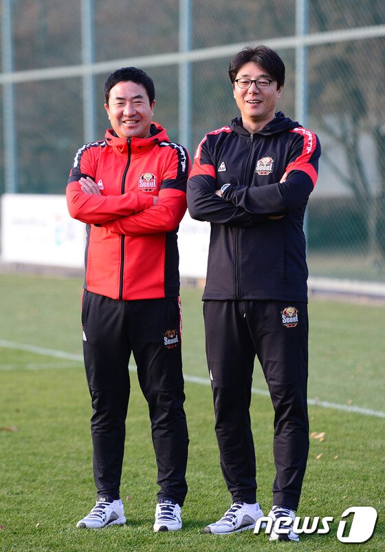 본문 이미지 - 황선홍 FC서울 감독(오른쪽)과 강철 코치가 경기도 구리 GS챔피언스파크에서 뉴스1과 인터뷰를 하고 있다. 2016.11.30/뉴스1 ⓒ News1 박지혜 기자