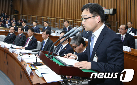 (서울=뉴스1) 허경 기자 = 이선우 청와대 의무실장이 5일 서울 여의도 국회에서 열린 박근혜 정부의 최순실 등 민간인에 의한 국정농단 의혹사건 진상규명을 위한 국정조사특별위원회 …