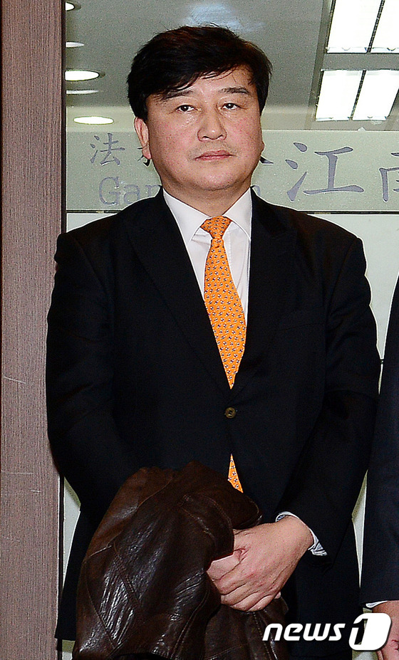 (서울=뉴스1) 박세연 기자 = '최순실 국정농단' 사태 규명을 위해 꾸려진 박영수 특별검사팀의 특별검사보에 임명된 이용복 변호사가 5일 서울 서초구 법무법인 강남 사무실에서 박영 …