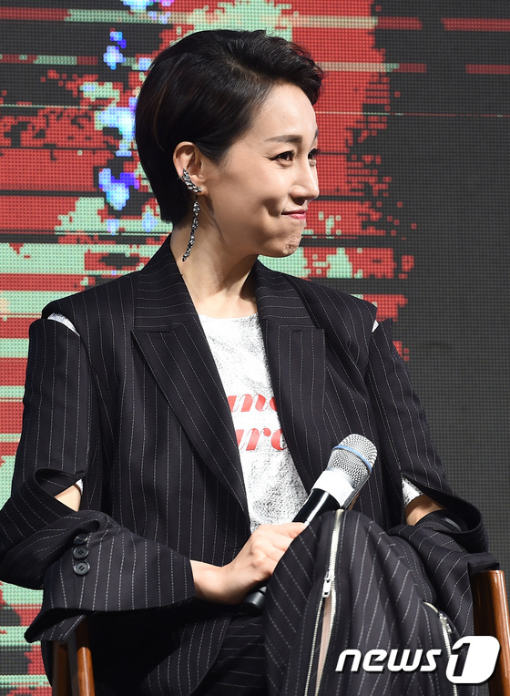 (서울=뉴스1스타) 고아라 기자 = 배우 진경이 5일 오후 서울 잠실 학생체육관에서 열린 영화 ‘마스터’(감독 조의석) 레드카펫 쇼케이스에 참석해 귀여운 표정으로 매력을 발산하고 …