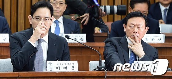 (서울=뉴스1) 사진공동취재단 = 이재용 삼성전자 부회장이 6일 오전 서울 여의도 국회에서 열린 박근혜 정부의 최순실 등 민간인에 의한 국정농단 의혹사건 진상규명을 위한 국정조사특 …