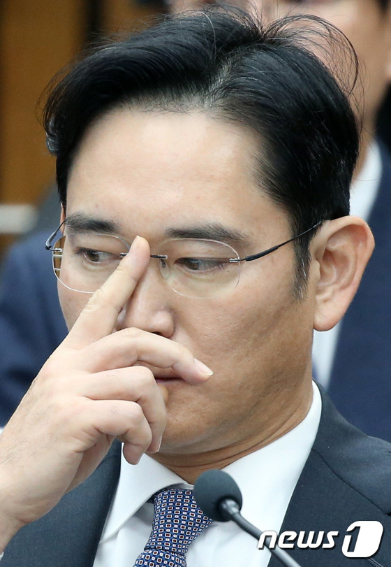 (서울=뉴스1) 사진공동취재단 = 이재용 삼성전자 부회장이 6일 오전 국회에서 열린 '최순실 국정농단 진상규명을 위한 국정조사 특별위원회 1차 청문회'에 증인으로 출석해 안경을 고 …