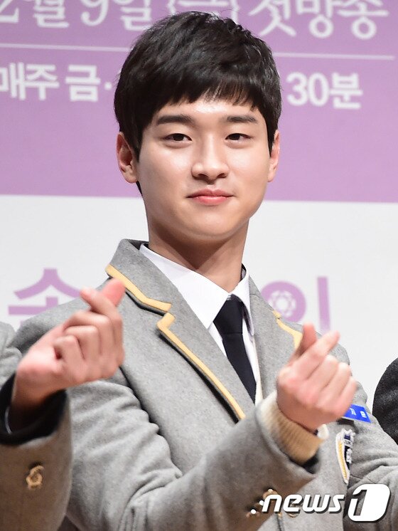 본문 이미지 - 배우 장동윤이 6일 오후 서울 상암동 jtbc에서 열린 금토드라마 ‘솔로몬의 위증’ 제작발표회에 참석해 하트를 그리고 있다. ⓒ News1star/  권현진 기자